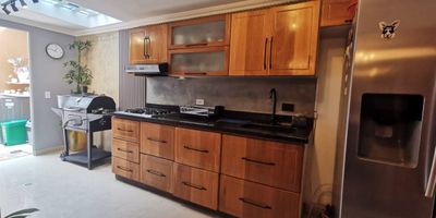 Casa en venta en Envigado, sector El Escobero con Transversal Intermedia, una zona tranquila y de alta valorización. Cuenta con un área de ciento setenta y seis metros cuadrados distribuidos en dos niveles. Dispone de tres habitaciones más estudio o cuarta habitación, habitación de servicio, dos salas, comedor y garaje. La unidad ofrece completas zonas comunes con salón social, cancha de microfútbol, juegos infantiles, zona de asados y parqueaderos comunes. Estrato cinco, administración de seiscientos ochenta mil pesos. Ideal para familias que buscan comodidad, amplitud y un entorno residencial exclusivo.