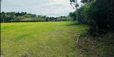 Espectacular finca con terreno plano cerca de la casa y ondulado, con casa de 3 alcobas, 1 baño, sala comedor, cocina sencilla y corredor.  Con una zona verde plana super amplia perfecta para eventos, juegos o potencial para construccion de una casa grande.

Tiene agua propia, inicio de lagos, arboles frutales (Agucate Hass, aguacate papelillo, limones, guayabos, etc), también tiene dos bodegas para herramientas y una pesebrera para dos Caballos.

Ideal para realizar un proyecto turistico como glamping, para subdividir en lotes, para cultivo de exportacion o para vivir tranquilo y relajado.

Se encuentra ubicada a 5 min de la autopista Medellín-Bogota en carretera mayormente pavimentada, a 50 minutos de Medellín y 20 minutos del Aeropuerto Jose Maria Cordova.

 