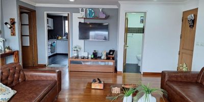 Apartamento en venta con gran potencial y ubicación privilegiada. Sus habitaciones amplias y cómodas, sala comedor acogedora ideal para compartir con familiares y amigos. Con linda vista, este apartamento es una excelente oportunidad para quienes buscan espacio, comodidad, excelentes zonas comunes y un precio muy atractivo ya que cuenta con un descuento favorable y negociable . Con una ubicación estratégica cerca de la avenida Boyacá, avenida villas calle 138 y a centros comerciales como parque la colina, San Rafael, mall 138 coma bulevar, Niza, biblioteca Julio Mario Santo Domingo, cerca a bancos y supermercados, facilitando el acceso a todos los servicios esenciales.
