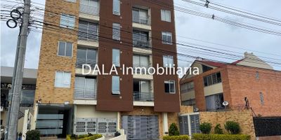DALA Inmobiliaria vende apartamento en quinto piso en Chía, Cundinamarca, en conjunto cerrado,  consta de: cocina abierta, zona de lavandería, sala y comedor, 2 habitaciónes auxiliares,  habitación principal con baño privado, un baño auxiliar completo, un parqueadero cubierto, un deposito, zonas sociales: sauna, turco y  terraza 360, ascensor, cerca de vía principal y transporte público, centros comerciales, colegios y universidades vigilancia 24 horas, 

No dejes pasar esta oportunidad, Contáctanos ahora mismo y descubre cómo este apartamento puede ser tu nuevo hogar dulce hogar.  Si estás buscando inmobiliarias en Chía, somos tu mejor opción. También manejamos Bienes Inmuebles en Cajicá y Cota. Cod. 1958 A-A
