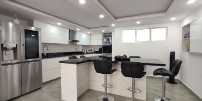 Casa remodelada con excelente acabados de lujo, de 3 niveles con una área de 225 m2, en primer nivel consta de cocina integral abierta que se integra a la sala comedor, zona de ropas o patio, baño social sin ducha, parqueadero cubierto, en segundo nivel alcoba principal con baño privado con doble lavamanos y doble ducha, vestier y balcón, alcoba auxiliar con baño privado. En tercer nivel cuenta con una alcoba auxiliar, un baño con jacuzzi, una sala de television amplia y balcón y en el cuarto nivel tiene una terraza abierta con vista a 360 grados para los asados en familia, La unidad ofrece vigilancia privada 24 horas, parque infantil, salón social, zonas verdes, cancha multiple, esta a pocos pasos de la clínica las Américas, mall comercial la mota, mall gran vía, centro comercial Arkadia, avenida 80, supermercados, droguerías, fácil acceso a transporte publico y a vías principales,
