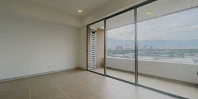 Apartamento moderno ubicado en Ciudad del Río, una de las zonas más exclusivas y con mayor proyección de Medellín. Situado en un piso alto, ofrece una vista privilegiada y espacios llenos de luz natural. Dispone de una habitación con vestier y baño privado, amplia zona social integrada con sala, comedor y cocina abierta tipo americana, además de zona de ropas independiente y baño auxiliar. Incluye parqueadero sencillo y cuarto útil. La unidad residencial es completa, con excelentes zonas comunes que complementan un estilo de vida cómodo y contemporáneo. Ideal para quienes buscan vivir o invertir en un entorno urbano, moderno y lleno de vida.DC 258951