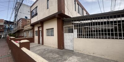 Se vende casa lote esquinera en el tradicional barrio Quiroga, cerca de la Calle 28 Sur #19D-12. Zona tranquila, dentro de calles internas sin trafico vehicular. El inmueble tiene dos pisos: el segundo piso remodelado con tres habitaciones, dos banos, sala, comedor, cocina integral, zona de ropas amplia y vestier. El primer piso cuenta con cuatro habitaciones, dos banos, dos salas, comedor, cocina y patio ideal para guardar motos, con entrada independiente. Son dos apartamentos independientes, parqueadero, motos. Lote de 85 M2, area construida de 200 M2 y area total de 132.03 varas cuadradas que linda: por el frente 6.50 m con la Carrera 19, por el sur igual distancia con la casa 18-48, por el este 13 m con la casa 28-16 Sur y por el oeste igual distancia con la Calle 28A Sur. Cerca de la Avenida Caracas, Carrera 24 y Avenida de Mayo, Estadio Olaya Herrera, estaciones de Transmi  Olaya y Restrepo, Universidad Antonio Narino y Cafam Centenario. Alta valorizacion por la linea del metro. 