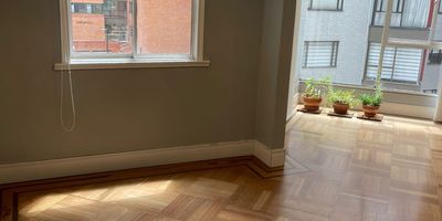 Apartamento en Arriendo en el Barrio Atabanza, Localidad de Suba
Descubre este esplendido apartamento ubicado en un tercer piso, cuenta con tres amplias habitaciones y tres banos modernos.
Disfruta de una sala muy espaciosa y un comedor independiente, perfectos para el esparcimiento familiar. La cocina es integral y remodelada, equipada con estufa a gas y cubierta de vidrio templado, ademas de una amplia zona de ropas. Para tu comodidad, incluye closet de linos, deposito en el mismo piso, y esta equipado con cortinas en sala comedor y luces de lujo en las habitaciones.
Este apartamento ofrece dos parqueaderos y un cuarto util. Se encuentra en una zona muy tranquila y familiar, rodeada de entorno urbano y con acceso exclusivo a un parque interior ideal para hacer deporte y disfrutar con los ninos. Su ubicacion es excelente, estando a solo tres cuadras de la estacion de Transmilenio.
Aprovecha esta oportunidad y agenda ya tu cita