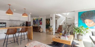 Ubicado en el exclusivo barrio de Santa Paula en Bogotá, este apartamento dúplex súper iluminado ofrece un ambiente moderno y acogedor ideal para aquellos que buscan una vivienda en la ciudad. Cuenta con tres habitaciones, todas con baño completo y la principal con un gran walk-in closet. El apartamento ha sido espectacularmente remodelado y cuenta con una cocina integral, zona de lavandería, cuarto y baño de servicio, estudio, sala de TV y un family room con salida a una terraza perfecta para compartir en familia. Las dos terrazas y el balcón ofrecen una vista impresionante a la ciudad, ideales para disfrutar en familia. El apartamento garantiza comodidad con su amplia sala con chimenea y comedor. 

También ofrece seguridad las 24 Horas, CCTV y vigilancia privada, proporcionando tranquilidad a sus residentes. Dos parqueaderos en linea están disponibles.

Aquellos que valoran el almacenamiento encontrarán útil el depósito incluido en el apartamento.
Contáctanos para con...