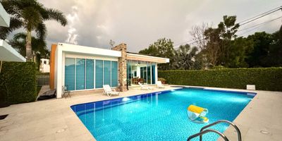 Ubicada en una zona de condominios exclusivos sobre la Vía Bogotá Girardot, a tan solo 1.3 km de Piscilago, esta espectacular casa combina lujo, comodidad y naturaleza en una de las zonas de mayor valorización del país.
Con un lote de 504 m² y 280 m² de construcción, esta propiedad ofrece espacios amplios y bien iluminados, con techos altos que aportan frescura y elegancia.
Distribución y características: 3 habitaciones con aire acondicionado y ventilador. 3 baños internos y baño adicional en la piscina. 2 salas y comedor, ideales para reuniones familiares. Cocina con barra americana, perfecta para compartir momentos especiales. Jardines y terraza con excelente iluminación natural. Piscina privada de 80 m² con pérgola retráctil, jacuzzi y ducha exterior para el máximo confort. Zona BBQ para disfrutar con familia y amigos. 3 parqueaderos y fuente en la entrada principal que realzan el diseño moderno de la casa.
El condominio cuenta con piscinas, jacuzzis, sauna, turco, kiosko y más. 