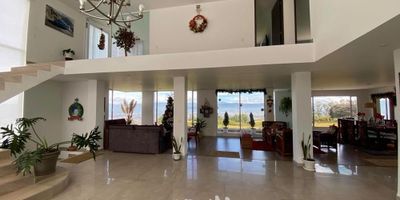 [VEN] ID HOUM: 161667

En Houm te ayudamos de forma fácil y segura. Los beneficios de comprar con nosotros:
    • Te ayudamos a conseguir financiamiento a través de una asesoría personalizada
    • Mediación y seguimiento de todo el proceso
    • Ponemos a tu disposición profesionales en notariado, registro y asesoría jurídica
¡Solo te preocupas de las firmas!

Casa en venta, ubicada en el Sector La Capilla, con una superficie construida de 480.00 m² y superficie total de 480.00 m². 

Sus principales características son:

    • 4 dormitorios
    • 6 baños
    • No Admite mascotas
    • 1 parqueadero
    • Año de construcción: 2020
            
Si compras con nosotros, te brindamos asesoría personalizada durante todo el proceso.
        
Más que una inmobiliaria, somos Houm.
*Aplican T&C