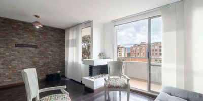 Colina Campestre ,uno de los sectores mas lindos de Bogotá, es perfecto para quienes buscan tener todo a la mano ,los mejores centros comerciales ,colegios ,gimnasios y rodeado de zonas verdes para tu familia!
Este apartamento cuenta con  tres habitaciones, una sala de TV o estudio, ofrece espacios ideales para el descanso y la productividad. La cocina semiabierta  es perfecta para los amantes de la gastronomía, conectando de manera fluida con el área social. Además, el balcón proporciona una vista agradable de la ciudad, ideal para relajarse después de un día ajetreado.

Las amenidades del edificio incluyen zonas comunes como gimnasio, salón comunal y seguridad 24 horas, que garantizan tranquilidad y confort en todo momento. Los parqueaderos internos son un valor añadido para los visitantes, mientras que los residentes cuentan con parqueaderos en línea. Con su ubicación exterior, el apartamento se beneficia de excelente luz natural, creando un ambiente cálido y acogedor.