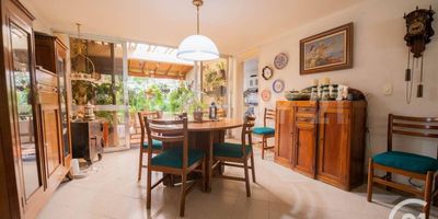 Venta de apartamento en El Poblado, en el sector de La Aguacatala. El apartamento está ubicado en el primer piso rodeados de grandes jardines, tiene cuatro cómodas habitaciones, la principal con baño y vestier, tres baños, amplia zona social integrada con dos grandes terrazas, cocina cerrada, cuarto y baño de la empleada, un parqueadero y un cuarto útil. La edifico está en unidad cerrada con portería y vigilancia las 24 horas, amplios parqueaderos de visitantes. Tiene piscina, dos canchas múltiples, parque infantil y amplias zonas verdes. El apartamento está ubicado en una zona estratégica, a media cuadra de la estación Aguacatala del Metro, tiene excelentes vías de acceso por la Avenida El Poblado y la Avenida Las Vegas, tiene facilidad de transporte público. Cerca se encuentran centros comerciales, supermercados, zonas de restaurantes, colegios, Universidades y hoteles.