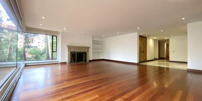 Arriendo apartamento en Bellavista, Rosales Alto con 450m² de construcción y 250 m² de jardín.  Un refugio rodeado de bosque natural. Zona social, amplia con excelente iluminación natural, con grandes ventanales de piso a techo que enmarcan una vista verde espectacular. Espacios amplios diseñados para diferentes ambientes. Estudio independiente. Comedor independiente con salida al balcón y BBQ. Cocina, amplia y funcional, integra un acogedor comedor auxiliar. Family room que conecta la zona privada con el jardín, creando un ambiente cálido y familiar. Cinco habitaciones, cuatro baños, calefacción y caldera central. Cuatro parqueaderos independientes. En conjunto cerrado con alta seguridad, salón social con terraza, BBQ y senderos naturales. Exclusividad, confort y naturaleza en perfecta armonía.