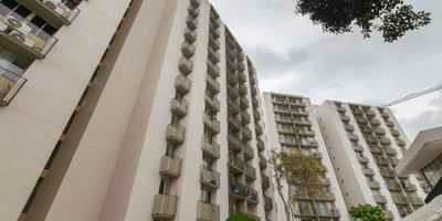 Apartaestudio amoblado en arriendo ubicado en el sector de Pozos Colorados, zona de alta valorización, a tan solo diez minutos de la playa, centro comercial Zazue, supermercado Carulla, a 10 minutos del aeropuerto Internacional, entre otros puntos de interés. Consta de sala - comedor, cocina, zona de labores, una habitación, un baño, balcón y parqueadero.  El edificio cuenta con zonas comunes como: piscina, jacuzzi, teatrino, gimnasio, parque infantil, salón social y amplias zonas verdes. Disfruta de la tranquilidad y seguridad de vivir en un club house. El valor del canon incluye la cuota de administración a la fecha.