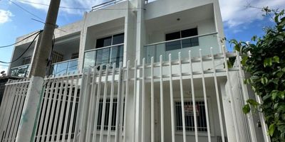 ¡Se Arrienda Casa amplia! &iquest;Buscas comodidad, amplitud y una ubicación estratégica? ¡Esta casa es para ti!  Ubicada en Riascos, un sector central, tranquilo y de alta valorización en la ciudad de Santa Marta, ideal para familias o empresas.  Características: 4 habitaciones amplias, 4 baños completos, Sala &ndash; Comedor espaciosa, Cocina integral moderna, Zona de labores independiente, Balcón amplio con excelente ventilación e iluminación natural  Ideal para quienes buscan vivir cerca de todo: colegios, centros comerciales, transporte y más.