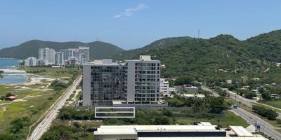 Lote en Venta en Pozos Colorados &ndash; Santa Marta Ubicación estratégica entre el Centro Comercial Aluna y el Proyecto Salinas del Mar Excelente oportunidad de inversión en uno de los sectores con mayor proyección urbanística de Santa Marta. Este lote de 391,59 m&sup2; se encuentra en una zona de alta valorización, ideal para desarrollo residencial, turístico o comercial. - A pocos metros de la avenida principal- Vista al mar desde el otro extremo del terreno- Entorno con nuevos proyectos en construcción- Cercano a playas, centros comerciales y vías de acceso Perfecto para quienes buscan construir en un área en pleno crecimiento