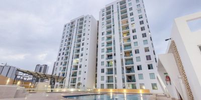 Se vende amplio y moderno apartamento ubicado en una de las zonas más exclusivas y estratégicas de la ciudad: Bellavista. A pocos cuadras de la bahia, cerca del supermercado Carulla y a pocos minutos del centro histórico. Ideal para vivir con comodidad o para inversión. El edificio cuenta con completas zonas sociales para el disfrute de toda la familia como piscina, jacuzzi, kiosco, salón social, gimnasio,parque infantil, parqueadero y vigilancia privada las 24 horas. El apartamento tiene una excelente distribución y amplios espacios:   3 habitaciones, cada una con baño interno.   La habitación principal cuenta con balcón privado.   Sala con acceso a un segundo balcón.   Comedor   Estudio.   Baño social (de visitas).   Cocina integral.   Zona de labores.   2 parqueaderos de uso exlusivo.  ¡Contáctanos para más información o para agendar una visita y conocer este espectacular apartamento!