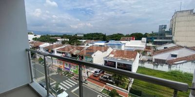 Descubre el lujo y la comodidad en este moderno apartaestudio ubicado en el exclusivo sector de Ciudad Jardín, a solo una cuadra de la Calle 16 y la Carrera 100.
Con acabados de alta gama, este espacio combina elegancia y funcionalidad, ofreciendo una vista espectacular y áreas comunes que invitan al descanso.

Cuenta con dos baños, dos ambientes y parqueadero privado en sótano, brindando comodidad y practicidad. Disfruta de su cocina tipo americana, aire acondicionado, terraza y ascensor.

El edificio ofrece seguridad 24 horas, TV cerrada y un entorno tranquilo con excelente acceso a transporte público. Su ubicación es inmejorable: cerca de la Universidad del Valle, la Clínica Valle del Lili, hoteles, universidades y centros comerciales como Unicentro y Jardín Plaza, lo que convierte esta propiedad en una gran oportunidad de inversión en una zona de alta valorización.