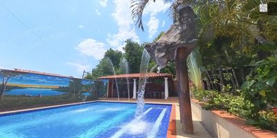 Vendo espectacular finca de recreo en Sopetrán, Antioquia, ideal para el descanso, el disfrute familiar o como inversión turística. Cuenta con un lote de 500 m² y 200 m² construidos en dos niveles. La casa ofrece 6 cómodas habitaciones, 6 baños, salón-comedor, cocina, amplios corredores, jardín, piscina y un quiosco perfecto para reuniones o celebraciones al aire libre.

Además, tiene parqueadero para hasta 6 vehículos y está ubicada sobre la vía que conduce a Santa Fe de Antioquia, a tan solo 5 minutos del parque principal de Sopetrán. Excelente acceso, entorno natural y clima cálido todo el año.