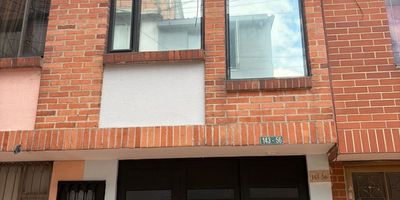 Se vende hemosa casa de 89.10 mts en sector comercial Suba Lombardía, Remodelada. De 3 niveles.

En el primer nivel, encontraras sala, comedor, cocina integral tipo americana con horno y extractor, pisos en cerámica, un baño social y garaje para un carro.

En el segundo nivel, 2 alcobas con closet en madera ,un baño exterior.

En tercer piso 1 alcoba amplia pisos en cerámica, con baño privado, closet en madera. Zona de lavandería independiente cerrada.

Zona comercial, Colegios, Portal Suba, Cerca al CC plaza imperial, éxito Ara, D1 AV suba. Cod: 5176