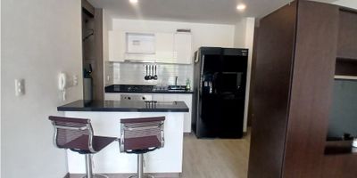 Apartaestudio amoblado en arriendo en Milán

Ideal para ejecutivos o personas que buscan una solución lista para mudarse. Este apartaestudio de 32 m2 en Torres de Milán ofrece comodidad total en una de las zonas residenciales más apetecidas de Manizales.

Detalles del inmueble

El diseño se distribuye en dos ambientes e incluye mobiliario completo. Cuenta con cama doble, escritorio y una cocina integral equipada con nevecon, lavadoras y utensilios básicos, además de una barra americana.

Se ubica en un piso 5, permitiendo disfrutar de una agradable vista panorámica. Dispone de armarios empotrados y un baño completo.

El edificio y su ubicación

El conjunto ofrece excelentes áreas sociales como gimnasio, sauna, piscina, salón comunal y cancha. Cuenta con ascensor, portería y vigilancia 24/7 para su tranquilidad.

Su localización exterior en Milán le permite estar cerca de todo: restaurantes, centros comerciales, parques y con fácil acceso a transporte público.

Contáctanos

¿Listo para conocer su nuevo hogar? Este apartaestudio lo tiene todo.

Escriba a nuestra línea de WhatsApp para agendar una visita o resolver sus dudas.


 

