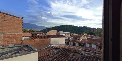 Excelente apartaestudio con servicios incluidos, ubicado en uno de los barrios mas tranquilos y buenos para vivir del sector 
A una cuadra del hospital pablo tobon uribe, cerca a las universidades UPB, TDA, Clinica cardiovascular VID, Clinica UPB, Cercano al CC FLORIDA, Cerro el volador

Facil acceso a transporte publico, lugar muy tranquilo y de buenos vecinos.

Cocina semintegral 
Sala comedor 
1 baño 
Alcoba 
Sala de tv o alcoba adicional 
Servicios incluidos 
Instalación lavadora
