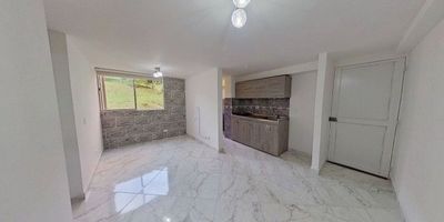 Apartamento en venta en el barrio Santa Rosa de Lima. Tiene un área de cincuenta metros cuadrados y se encuentra en el cuarto piso, con vista exterior. Cuenta con dos habitaciones, dos baños, sala de estar y cocina integral. No dispone de balcón ni parqueadero privado, aunque el conjunto ofrece parqueadero comunal. Es estrato tres, con dos años de antigüedad y pisos en cerámica en todas las áreas. El edificio tiene dos ascensores y pertenece a un conjunto cerrado con piscina, salón comunal, zona infantil y portería. Precio por metro cuadrado cinco millones setecientos mil pesos.