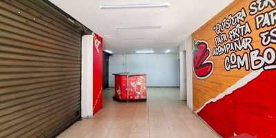 Local en arriendo en el barrio Alcalá, Envigado, con 60 m construidos, ubicado en esquina, lo que le brinda excelente visibilidad y flujo peatonal. Cuenta con baño, red de gas instalada y un espacio abierto adaptable, ideal para negocios de comidas o atención al público. Su ubicación estratégica en zona residencial y comercial lo convierte en una excelente opción para emprendedores que buscan posicionar su marca en un entorno dinámico y bien conectado.