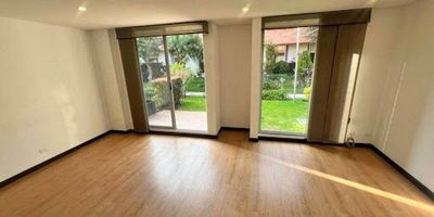 Hermosa y espectacular casa de aproximadamente 98 mt2. cuenta con sala comedor - espaciosa, balcón, cocina integral, 3 habitaciones, 3 baños, estudio, zona de ropas, patio y parqueadero privado, dispone de zonas comunes como salón social, zonas verdes, parque infantil y parqueadero para visitantes. Ubicado a 20 minutos de la Plazoleta de Mosquera, cercania algunas tiendas de comercio dentro de la ciudadela, fácil acceso para transporte de calle 13 y 80. ¡Contáctanos! para agendar tu cita.