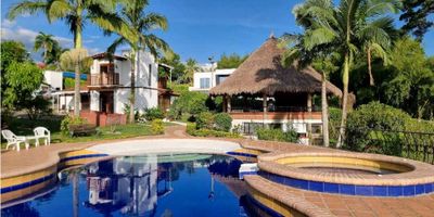 Casa para la venta en Pereira, sector Combia. Lote de 3700 m²: Espacio amplio y bien distribuido para disfrutar de la naturaleza. • Casa Principal: Sala y comedor en un solo ambiente, Cocina integral moderna, Dos habitaciones y dos baños completos. • Kiosko Social: Capacidad para 40 a 50 personas, Cocina exterior y asador, comedor externo para disfrutar del aire libre. • Piscina grande, Jacuzzi, Sauna, baño y ducha • Juegos Infantiles, Cancha de Fútbol Alojamiento Adicional: Dos Apartamentos, Cada uno con dos habitaciones y amplios closets, cocina, Baño privado en cada apartamento, ideal para visitas o familiares. • Lago para Peces de 700 m², Con kiosko sobre el lago, capacidad para 15 a 20 personas, • Cultivos y Árboles Frutales • Terreno Totalmente Cercado Conjunto Residencial: • Conjunto Cerrado con Administración 24/7: Canchas de tenis y baloncesto, Kiosko social para eventos comunitarios. Esta casa no solo ofrece un lugar para vivir, A tan solo 15 minutos del Aeropuerto Matecaña y 20 minutos del Centro de Pereira Con el potencial de generar ingresos a través de los kioskos y apartamentos, esta propiedad es ideal para aquellos que desean aprovechar su hogar como una fuente adicional de ingresos.
