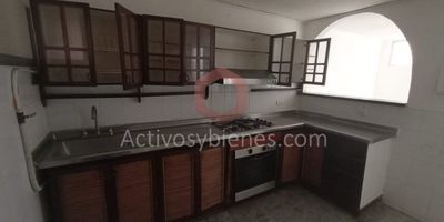 Arriendo casa en Laureles, 98mt², ideal para vivienda o negocio, 4 alcobas, 3 closets, 2 baños,  sala y comedor independiente, cocina integral con red de gas y patio.
Información sujeta a cambios. Las imágenes de muebles, enseres, decoración y demás elementos son una referencia.Arrienda Activos y Bienes, Inmobiliaria experta en administración, arrendamiento y venta de apartamentos, casas, locales, bodegas y oficinas en el Oriente Antioqueño, Medellín y toda el área Metropolitana.