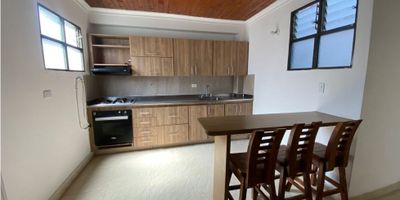 En el municipio de Envigado, este inmueble ofrece una ubicación privilegiada con fácil acceso a  transporte público, centros comerciales, restaurantes, bancos, zonas empresariales.

El inmueble cuenta con:

. Área total de 98 mts

. Distribución: 3 habitaciones, 2 baños, 3 closets, sala comedor, cocina integral, zona de ropas

. Iluminación natural y excelente ventilación

. Acabados funcionales

.Sin parqueadero

Ideal para quienes buscan comodidad, cercanía a todos los servicios y una excelente conectividad. 

¡En resumen, este apartamento en Envigado es una excelente opción para aquellos que buscan un lugar cómodo y bien ubicado para vivir. Con todas las características que ofrece, no se quedará disponible por mucho tiempo. ¡Contáctanos hoy mismo para programar una visita y experimentar todo lo que este lugar tiene para ofrecer!
