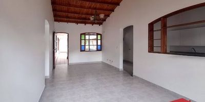 Casa de un nivel con manzarda ubicada en Los Remansos, San Antonio De Pereira, Casa con un área de 180m2 distribuidos en sala, comedor, patio, zona de ropas, cocina, 3 habitaciones cada una de ellas con closet, la principal con baño, baño social, y manzarda que puede ser usada como cuarta habitación, biblioteca o estudio. Inmueble ubicado en sector tranquilo y agradable cerca de supermercados, colegios, restaurantes, jardines infantiles y demás sitios de interés. Cómodas vías de acceso, rutas de transporte cercanos. 
