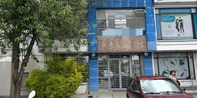 excelente oportunidad de arrendamiento una casa de 280 m2 distribuidos en dos niveles, ideal para oficinas y uso comercial.Esta propiedad cuenta con   Bahía de parqueo. Oficinas independientes en cada piso. Cuatro baños. Pisos en baldosa. Excelente iluminación natural. Ubicación estratégica cerca de vías principales con alto flujo de transporte público, como SITP y Transmilenio