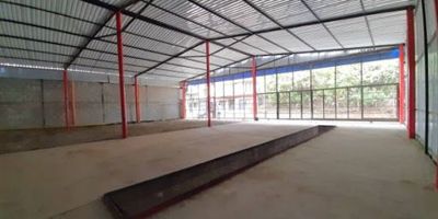 Local en arriendo, con 125 metros cuadrados, energía trifásica, 2 baños, altura de 3.20. Este local tiene todo lo que buscas para tu empresa, muy cerca al centro de Guarne, zona de alto flujo vehicular y peatonal, que esperas para conocer esta propiedad en una excelente ubicación. 