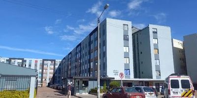 Espectacular apartamento en el barrio Suba Compartir, en el piso 6, con vista exterior, sobre la Carrera 128, a tres calles de la Avenida Suba, a tres calles de la Avenida Calle 146, a una calle del Colegio Compartir y a diez minutos del Centro Comercial Imperial, donde encontrará zona de comidas como OXXO, Subway y KFC, almacenes de ropa como Totto y Arturo Calle, y entidades bancarias como Davivienda y Bancolombia. El apartamento cuenta con un área de 42 metros, tres alcobas, un baño completo, cocina abierta integral, zona de lavandería independiente y garaje comunal. Cualquier información adicional contáctenos al correo electrónico miguel.moyainmobiliariabogota.com o al teléfono 3143659477. El equipo de Inmobiliaria Bogotá está comprometido a brindar una experiencia de vida excepcional para nuestros clientes desde el momento en que se unen a nuestra comunidad.