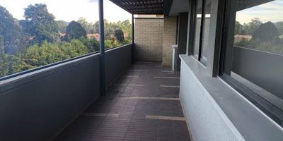 Apartamento en Arriendo en el Sector de  barro blanco vía aeropuerto, este apartamento de aproximadamente   90    metros cuadrados ofrece un diseño cómodo y funcional. Cuenta con    2   alcobas, mas estudio  2  baños, sala comedor iluminada, cocina integral moderna, zona de ropas independiente, balcón con vista agradable,, un clósets  y  un   vestier. Además, dispone de parqueadero privado. Se encuentra ubicado en una unidad cerrada que ofrece portería 24 horas, piscina para adultos y niños, salón social, juegos infantiles, zonas verdes,  ascensor y shut de basuras. Su ubicación estratégica permite fácil acceso a transporte , además de cercanía a supermercados, centros comerciales y otros servicios esenciales.. 