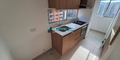 50° 60m² aproximados, 2 habitaciones, 2 baños, 2 closet, sala-comedor, cocina integral, barra americana, gas natural, calentador, zona de ropas, parqueadero privado y cuarto útil
Unidad cerrada, portería 24 horas, ascensor, salón social, zonas verdes, zona de juegos, piscina, sector La Doctora, en un gran entorno campestre y natural, a pocos metros del Parque Ecológico La Romera y cercano a zonas comerciales, shut de basuras, valor del canon $ 2.600.000 