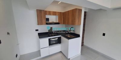55° 65m², 2 habitaciones, 2 baños, 2 closet, sala, comedor, cocina integral, gas domiciliario, calentador, zona de ropas.
Parqueadero privado.
Unidad cerrada, portería 24 horas, ascensor, shut de basuras, valor del canon $ 2.100.000 