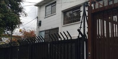 Casa esquinera en el barrio Los Alcazares, consta de cuatro habitaciones amplias, cuatro baños, cocina, espacio para parqueo  de ocho autos, zotano,  goza de gran claridad, está cerca a colegios, iglesias y parques, cuenta con amplias vías de acceso y esta apocas cuadras de la estación de transmilenio por la cra 30 y por la caracas.  Es casa para uso residencial, comercial, empresarial o para  realizar proyecto nuevo de construcción. 