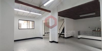 Arriendo Bodega casa comercial, ideal para empresa y vivienda a la vez en Belén parque, 2do piso, 210 mt², 2 baños mixtos, 2 amplios salones, mezanine para oficina y con cuarto bodega, balcón, Energía 110 y 220. parte trasera de la bodega se encuentra un apartamento de 3 alcobas, 2 closet, 2 baños, cocina semi integral con red de gas, 2 patios, zona de ropa.Información sujeta a cambios. Las imágenes de muebles, enseres, decoración y demás elementos son una referencia.Arrienda Activos y Bienes, Inmobiliaria experta en administración, arrendamiento y venta de apartamentos, casas, locales, bodegas y oficinas en el Oriente Antioqueño, Medellín y toda el área Metropolitana.