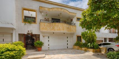 CIUDAD JARDIN, RIO LILI,SE VENDE AMPLIA CASA EXTERNA CIUDAD JARDIN SECTOR ESTACION UNIVESRSIDADES AREA LORE 200M2 AREA COSTRUIDA 317M2
PRIMER PISO: ANTEJARDIN EN LOSA  ACTO PARA PARQUERAR DOS CARROS, GARAJE CON PUERTA ELECTRICA PARA DOS CARROS
DOBLE SALA Y COMEDOR, ESTUDIO, BAÑO SOCIAL, COCINA INTEGRAL CON BARRA QUE DA HACIA EL COMEDOR, PATIO HORNAMENTAL CON  FUETE Y PISO EN BLADOSA DE GRES, ALCOBA DE SERVICO CON BAÑO, PATIO DE  ROPAS.
SEGUNDO PISO ALCOBA PRINCIPAL CON BALCON CLOSET VESTIER, BAÑO CON JACUZZI , DOS ALCOBAS AUXILIARES Y BAÑO DE ALCOBAS, SALA DE TELEVISÓN ABIERTA, OTRAS ESPECIFICACIONES, PISO GENERAL EN PORCELANATO ESPAÑOL, GUARDAESCOBAS EN MARMOL, PASAMANOS EN MADERA Y FORJA, PUERTAS Y MUEBLES  MADERA MAZISA CEDRO, BAÑOS IMPORTADOS, GRIFERIA DE LUJO, SISTEMA DE ALARAMA, PUNTOS DE SONIDO AMBIENTAL  TAMBIEN SE ALQUILA PARA EMPRESA O INSTITUCIÓN $7.000.000