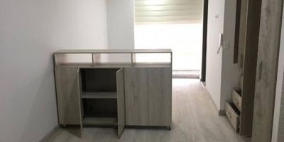 Hermoso y amplio apartaestudio de 25 metros cuadrados aproximadamente, este inmueble tiene muy buenos acabados ideal para compartir en pareja o pasar tiempo a solas. Este inmueble tiene habitación, closet, sala comedor, 1 baño, un gran ventanal que te permite el ingreso de iluminación a tu hogar, también puedes utilizar la cocina semi integral, red y calentador a gas, piso en cerámica y madera laminada.Este inmueble queda ubicado en el barrio Colina Campestre cerca al Centro Comercial Colina, Calle 127, Avenida Boyacá, Comando de Policía, Fácil acceso a transporte público, vías de acceso, paraderos del sitp