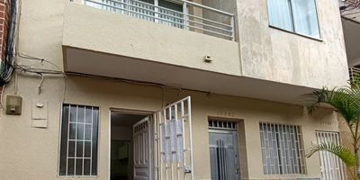 Agradable Aparta estudio ubicado en el sector de miravalle, en la carrera 78 B, piso 1, tiene un área de 30 metros aproximadamente. El inmueble se compone de un solo ambiente, 1 closet, 1 baño, cocina sencilla y piso en baldosa.Los datos de los inmuebles promocionados en la página web están sujetos a cambio y verificación de disponibilidad.