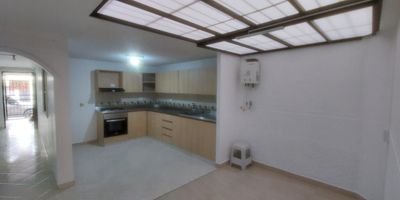 Vive en una de las zonas más apetecidas del Municipio de Envigado, con una ubicación estratégica y rodeada de todo lo que necesitas.
A pocos minutos de la estación del Metro Envigado, Centro Comercial Viva, Parroquia de Alcalá, Avenida Las Vegas y el Estadio de Envigado.
Esta amplia casa NO está en conjunto cerrado, ideal para quienes buscan independencia, tranquilidad y excelente conectividad.
Características principales: Área construida: 120 m² - 4 habitaciones, dos con closet - Habitación principal con baño privado y closet - Cocina integral nueva, para estrenar - Sala-comedor amplia y luminosa - Zona de ropas o patio ventilado - 2 baños. - 
Apartaestudio independiente de 19 m² con cocineta y baño, perfecto para renta o uso familiar (servicios independientes)
 Valor de venta: $650.000.000
Una propiedad con gran potencial, ideal para vivir o invertir en una de las zonas más tradicionales y valorizadas de Envigado.