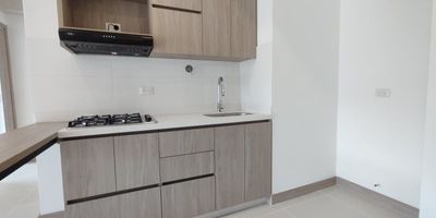 Arriendo apartamento en Sabaneta, Sector el trapiche.
Este apartamento de 60 metros, esta para estrenar, con acabados modernos y en unidad completa.
Cuenta con dos habitaciones, cada una de las habitaciones cuenta con baño, tiene un vestier y un closet, baño social sin ducha, cocina integral, sala comedor, zona de ropas independiente, balcón, parqueadero y cuarto util.
Con excelente acceso a transporte publico.