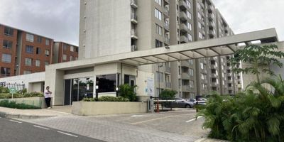 En Financar Inmobiliaria le presentamos un apartamento disponible tanto para venta como para arriendo, ideal para quienes buscan un hogar confortable en una excelente ubicación. Esta propiedad combina diseño, funcionalidad y un ambiente acogedor que se adapta perfectamente a sus necesidades y estilo de vida.

El apartamento cuenta con tres alcobas espaciosas, una de ellas con baño privado, lo que le brinda mayor privacidad y comodidad. También dispone de un baño social, ideal para sus visitas. La cocina integral está equipada con todo lo necesario para ofrecerle practicidad y un espacio moderno para compartir en familia. Además, el balcón aporta iluminación natural y ventilación, convirtiéndose en un rincón perfecto para disfrutar del aire libre sin salir de casa.

Ya sea que esté pensando en comprar o arrendar, esta es una excelente opción que le ofrece calidad de vida y una ubicación estratégica. En Financar Inmobiliaria contamos con un equipo profesional dispuesto a acompañarlo en cada paso del proceso. Con nuestro respaldo, será muy fácil que este apartamento se convierta en su nuevo hogar.