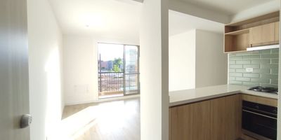 ¡Bienvenido a tu nuevo hogar! Este moderno apartamento de 80 m² se encuentra ubicado en Cajicá, ofreciendo vista exterior e incidencia solar tarde. El espacio se distribuye de la siguiente manera: sala comedor con balcón, baño social, tres alcobas con closet, principal con baño privado y Vestier, estudio cocina integral a gas barra tipo americana y Zona de lavandería, ideales para descansar y disfrutar de la tranquilidad. funcionalidad. Parqueadero cubierto piso tres con ascensor. Cerca a universidades, colegios y centros comerciales, principales vías de acceso Cra 6 , Vía Cajica -Zipaquira, otras. Zonas sociales:Pendientes de entrega. Este apartamento combina comodidad, vistas espectaculares y un ambiente acogedor. ¡No te pierdas la oportunidad de conocerlo! Cod: 5160