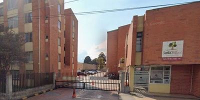 Excelente apartamento de 44 mt. en el conjunto residencial Sevilla Real , Engativá. Cuenta con tres habitaciones con closet, baño social, la  habitación principal con baño privado, habitaciones con cortinas y black out , sala comedor con centro de entretenimiento, cocina integral con amplia bodega en la parte superior  ,con calentador a gas y zona de ropas , baños con gabinetes en madera y división en vidrio templado , parqueadero comunal. El conjunto dispone de 2 salones de eventos, zonas sociales zonas verdes y zona de mascotas, senderos peatonales, Cerca a Centro Comercial Muisca , y a 5 min del Parque la Florida,  cuenta con vías de acceso como la Av. Mutis, y cl 72.