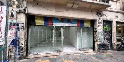 Se arrienda amplio local comercial estratégicamente ubicado sobre el corredor principal de la Carrera 7, en pleno corazón del centro de la ciudad, barrio Las Nieves. Este espacio cuenta con un área de 100 metros cuadrados, ideal para diversos tipos de negocios gracias a su excelente visibilidad y flujo constante de peatones. El local dispone de dos baños, cocineta y divisiones internas en drywall, fácilmente removibles para adaptar el espacio según las necesidades del arrendatario. Su vitrina de exhibición y cortina de reja brindan seguridad y una presentación atractiva hacia la vía principal. Además, cuenta con servicios de agua y luz en funcionamiento, listos para iniciar actividades comerciales de inmediato. Una excelente oportunidad para emprender o expandir tu negocio en una de las zonas más tradicionales y transitadas del centro. Cod: 5163