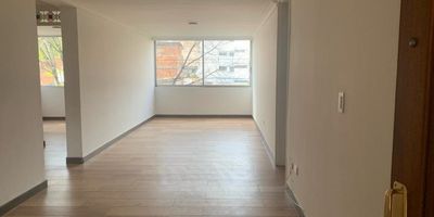 Apartamento en tercer piso sin ascensor; 89 m2, dos alcobas, dos baños, cocina integral, sala comedor, alcoba de servicio con baño.Cerca de la 33 a una cuadra y media de la 80, iglesia santa teresita, super mercados y transporte cerca.