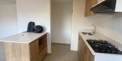 Arriendo apartamento en Sabaneta, Sector las lomitas.
Este apartamento iluminado, con acabados modernos, cuenta con dos habitaciones, cada una de ellas cuenta con closet, dos baños cabinados y enchapados, uno social y el otro en la habitación principal, sala comedor, balcón, cocina tipo integral, red de gas, zona de ropas, calentador, piso de las habitaciones en madera laminada, parqueadero y cuarto util.
La unidad es con porteria 24 horas, zonas comunes y hasta la unidad llegan buses integrados del metro.