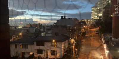 dúplex area 65 mts, piso alto exterior, tiene ascensor, primer piso sala comedor, cocina eléctrica con calentador eléctrico, zona de lavandería, segundo piso una alcoba, un baño, terraza, clóset, un parqueadero, oortería con seguridad 24/7. apts c-dos 
